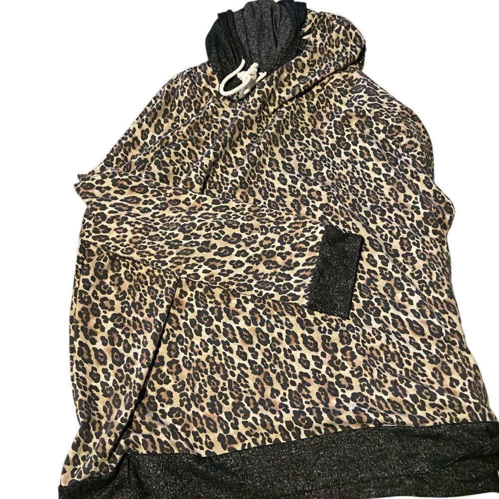 Her her size 2X hooded shirt exceleknt condition great style and look